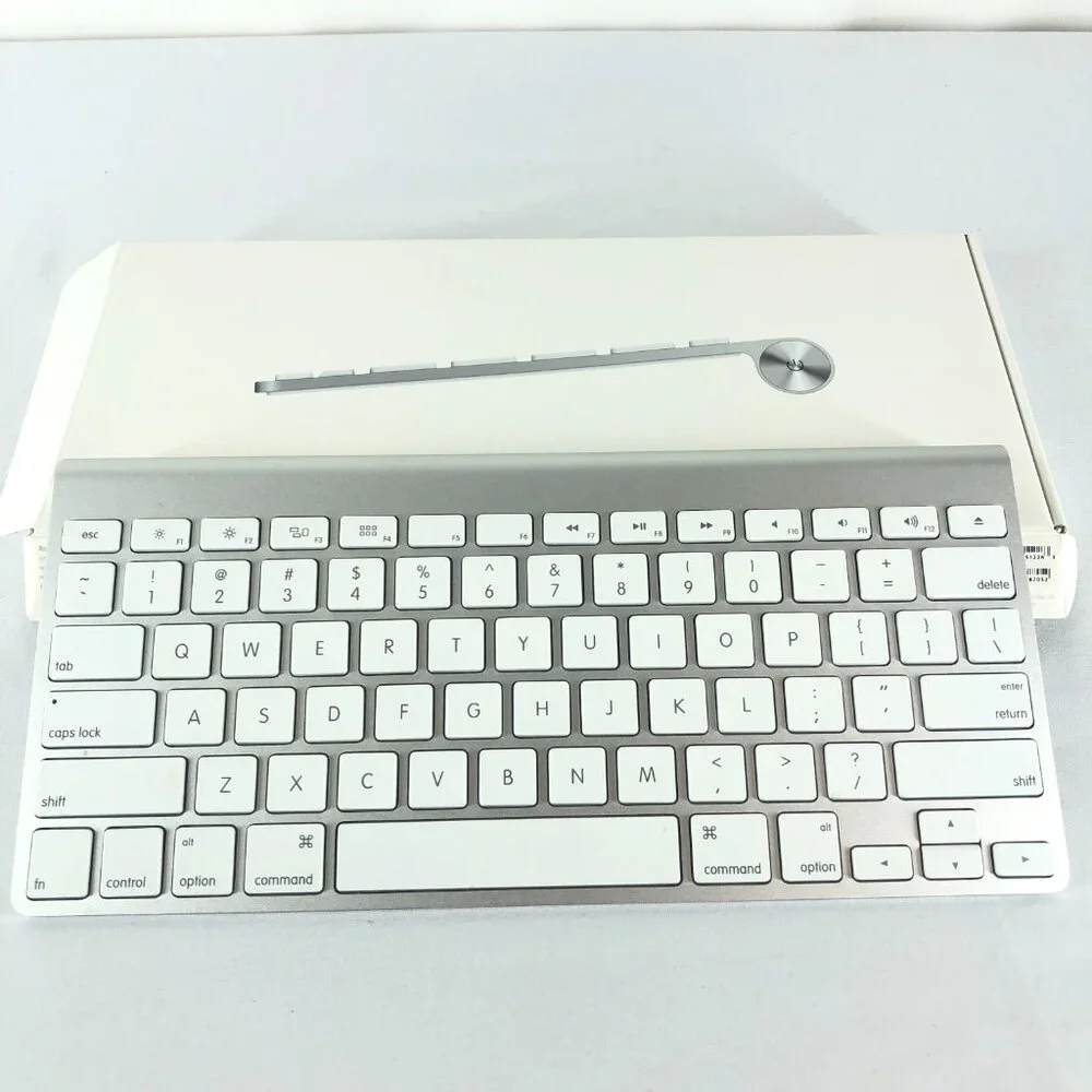 Apple Wireless Keyboard in White and Silver